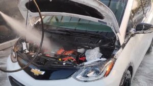 Мойка Электромобиля Chevrolet Bolt Под Капотом На Мойке Самообслуживания Under Hood Wash