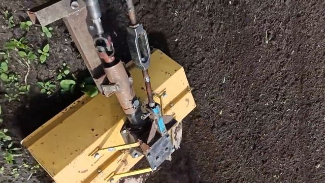 Работа фрезы с МТЗ с адаптером через ВОМ смотреть онлайн