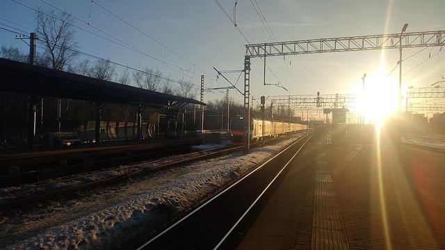 Электропоезд ЭП2Д-0055 на станции Кусково Мартовские солнечные дни смотреть онлайн