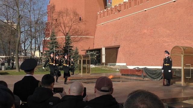 Караул у вечного огня видео. Почетный караул, Москва, Александровский сад. Вечный огонь на красной площади в Москве. Вечный огонь в Александровском саду. Почётный караул у вечного огня.