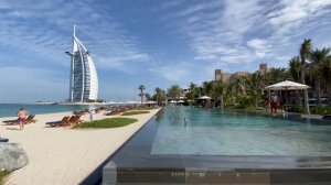 Бассейн инфинити в Мадинат Джумейра возле ресторана Шиммерс.