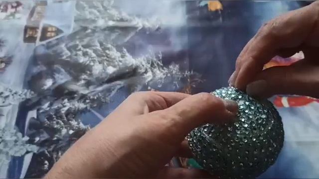 Новогодний шарик из пенопласта.