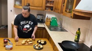 Брускетты с вялеными томатами , песто , сыр Филадельфия . Закуска на все случаи жизни ???