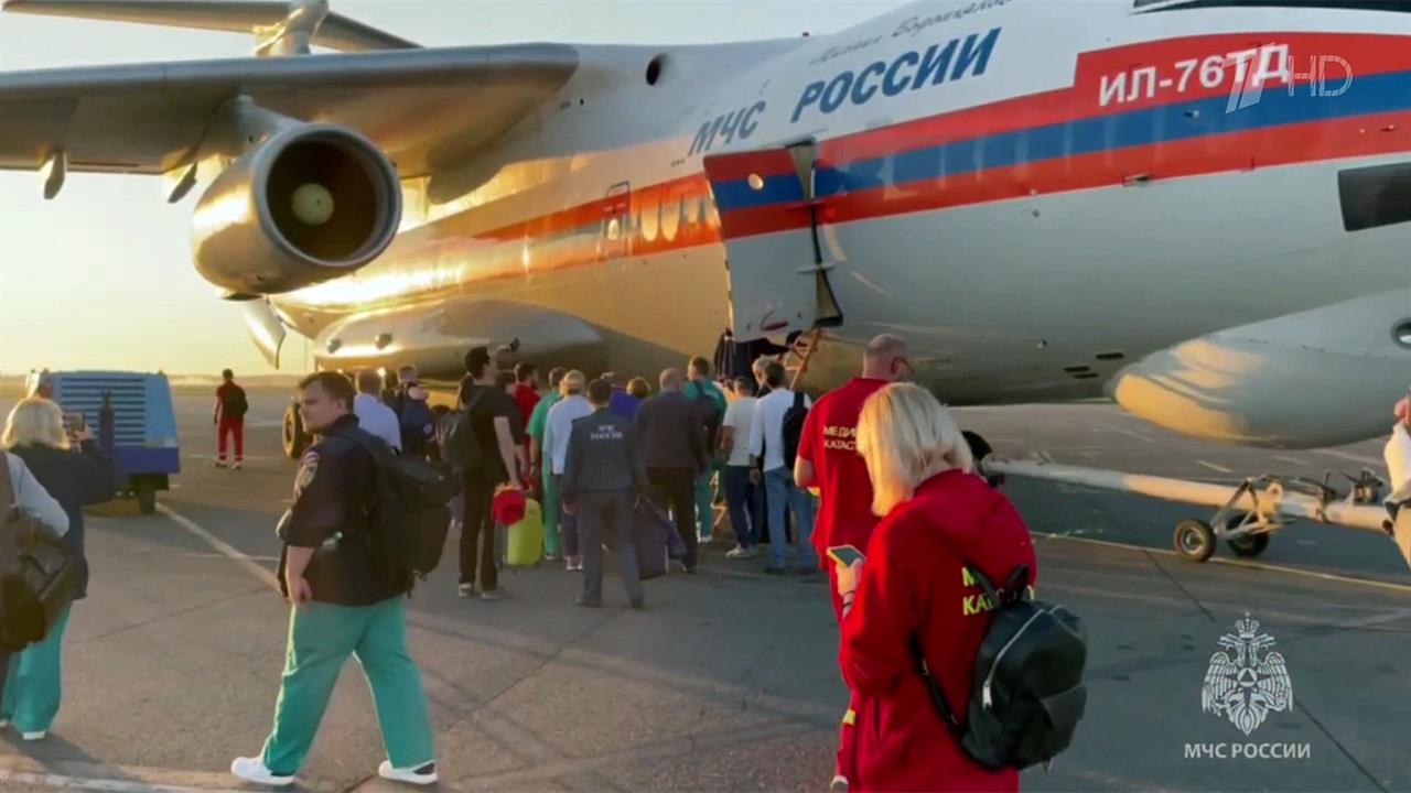 Спецборт МЧС с ожоговыми модулями прибыл в Махачкалу