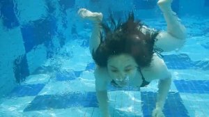 Брюнетка в воде