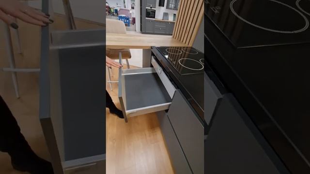 Интересная 3х уровневая кухня. Пенал-витрина с подсветкой, барная стойка.