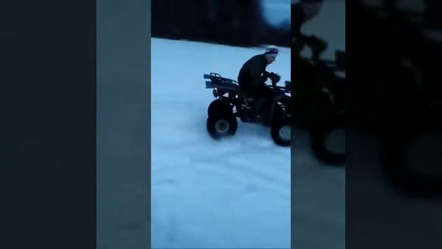 Дрифт на квадроцикле и Питбайке по льду. смотреть онлайн
