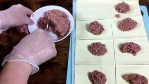 Просто слоёное тесто и фарш, а до чего же вкусно !