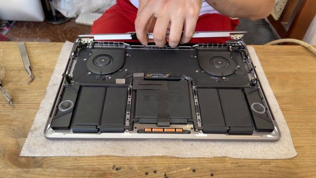 Замена топ кейса MacBook Pro 13 Mid 2017 A1706 свап #macbookpro смотреть онлайн