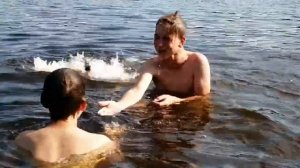 купание в лесном озере