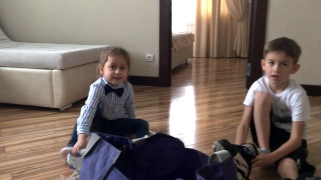 ВЛОГ Никиты и Николь, или ЗАЧЕМ детям коньки? Для детей смотреть онлайн