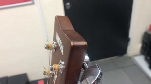 Более подробно показываю сколы потертости на гитаре Yamaha f310