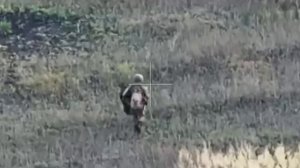 Российский боец увернулся от семи атак украинских FPV-дронов, часть из них попали на видео