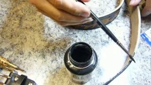 Кожаный ремень обработка торцов краской.