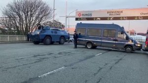 Макрон использует бронетехнику, чтобы остановить продвижение французских фермеров к Парижу.