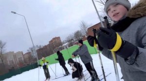 Катание на лыжах в школе!