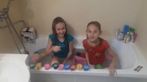 Девочки в мокрых маечках