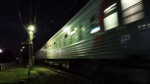 Электровоз ЭП1М-449 с поездом №534 Москва—Адлер отправляется со станции Миллерово