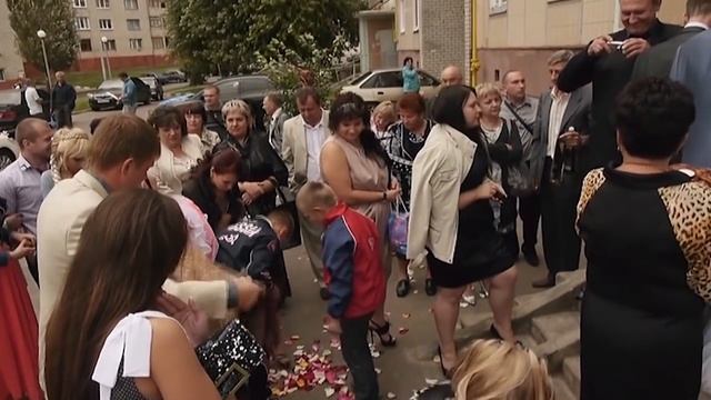 Как встречали новобрачных родители возле дома смотреть онлайн