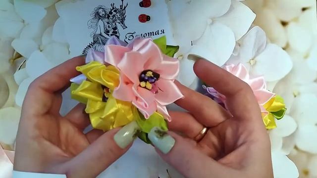 Бантики из трех цветочков, ЛЕТНИЕ БАНТЫ КАНЗАШИ, ПЫШНЫЕ БАНТЫ, ЯРКИЕ БАНТИКИ, БОЖЬИ КОРОВКИ, ЛЕТО. смотреть онлайн