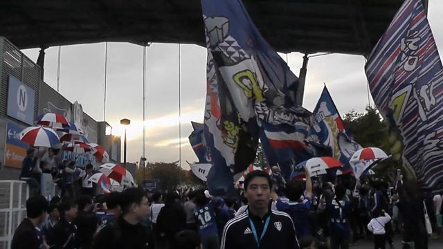 Футбол. Сувон Самсунг. Болельщики отмечают победу. Работа в Корее. Реальная история #17 смотреть онлайн