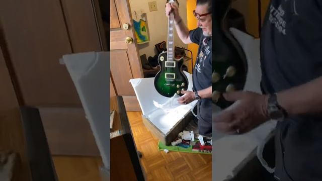 New guitar from china!! Looks just like a Gibson смотреть онлайн