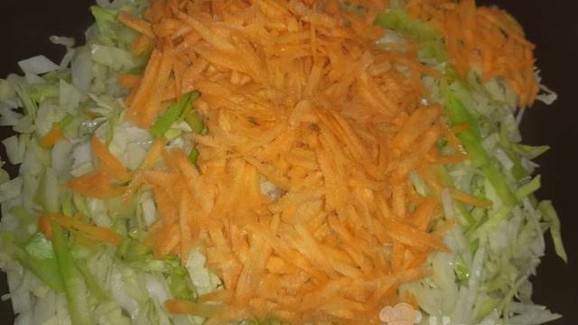 Шарлотка с капустой в духовке