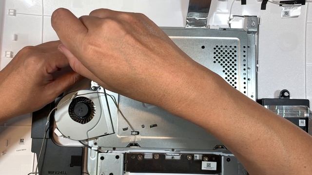 Asus V241E AIO Teardown M 2 SSD Upgrade смотреть онлайн