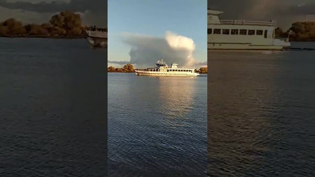 Юрьевский монастырь, Великий Новгород,Теплоход "Садко"мало воды в реке "Волхов"Обмелевший "Волхвов"