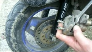 Как заменить передние тормозные колодки дискового тормоза на скутере Honda dio