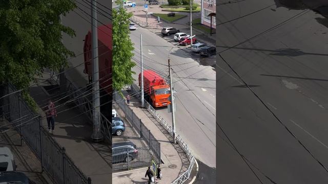 УборкаТак чистят дороги в Ярославле! Припаркованные авто мешают уборке!