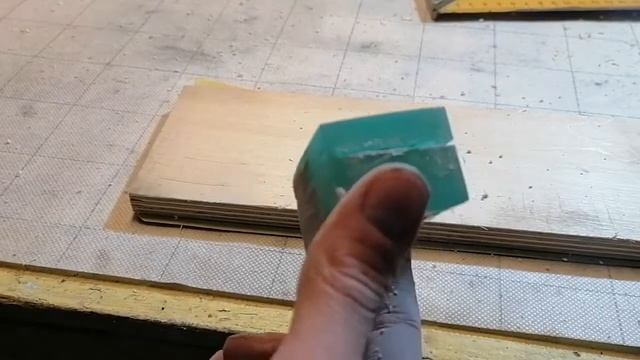 Делаем кольца из эпоксидной смолы и дерева.