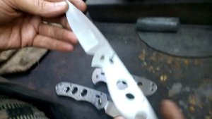 вогнутые спуски на лезвии ножа.