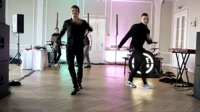 розыгрыш на свадьбе Шоу танцующие официанты Батл с ведущим. Ведущий Максим Ашухин