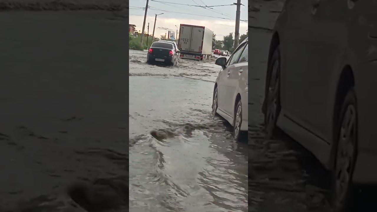 последствия ливня с градом в Омске машины плывут, по, гашека смотреть онлайн