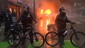 В США на месте гибели Джорджа Флойда проводят молитвенные собрания и даже крестят людей