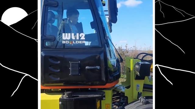 Фронтальный погрузчик WL12. Настолько маневренный и легкий в управлении, что справится и ребенок.