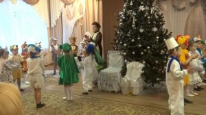 Звонко мы в ладоши хлопнем  авт М.Басова / Вход на новогодний утренник в средней группе