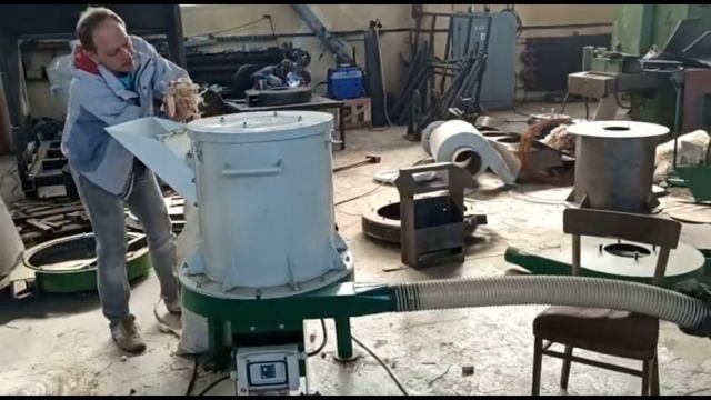 Саранча 5,5 кВт. 2 в 1. Дробим сено и початки кукурузы. Часть 1. Початки кукурузы. смотреть онлайн