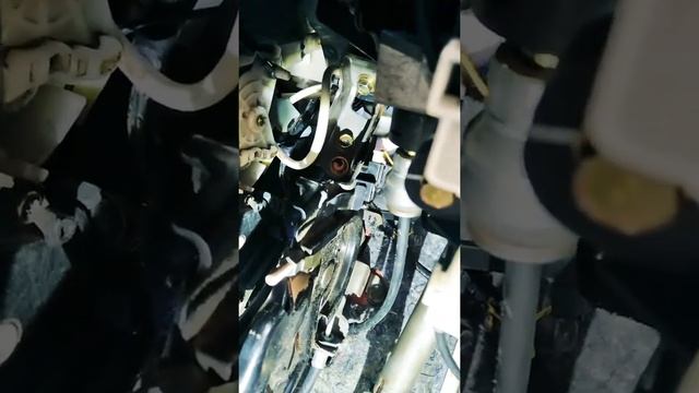 "Здохни но почини". Митсубиси кольт, снятие моторчика отопителя. смотреть онлайн