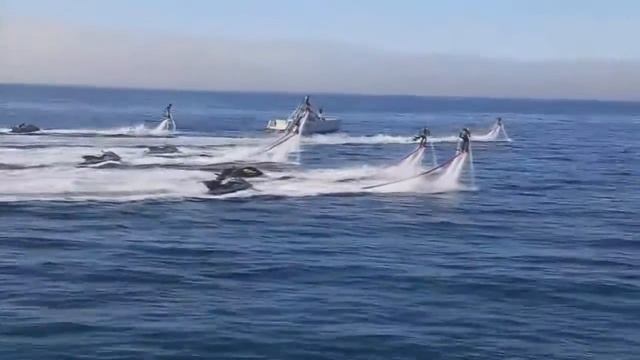 Экстримальный спорт Флайбордчеловек летает на водяной струе