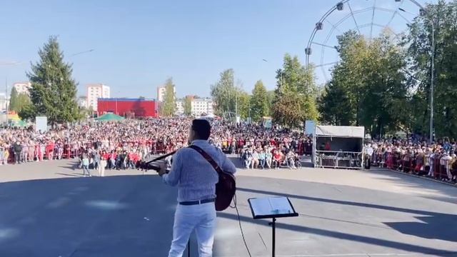 Анвар Нургалиев красиво поет вместе с народом в Нефтекамске!