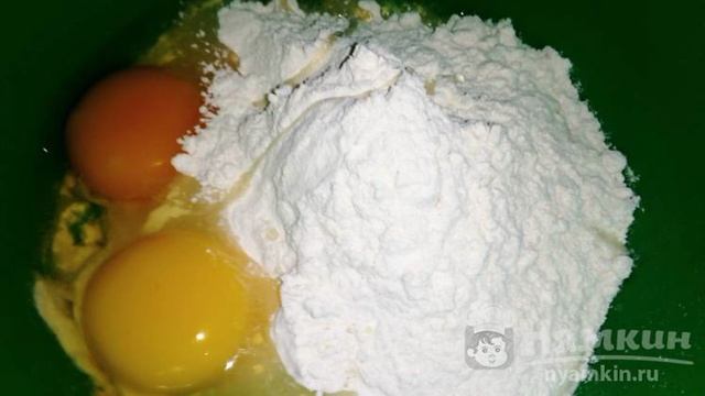 Пицца на сковороде с сосисками, помидором и зеленым луком