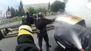 На Красноармейском горит автомобиль. В багажнике был газовый баллон