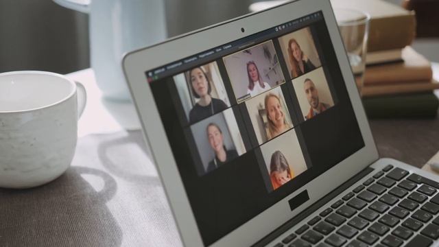 ЭТОГО КОНЯ ХОТЕЛИ УСЫПИТЬ, А ОН ВЗЯЛ И СПАС ДЕВОЧКУ.... смотреть онлайн