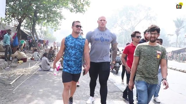 When Real Life Giant Bodybuilder Martyn Ford walks on Streets Of Mumbai To Visit Dharavi