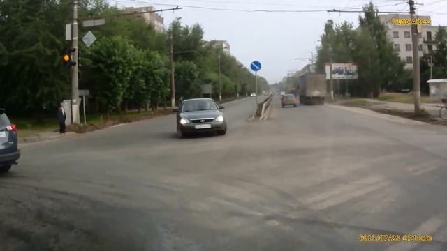 Видеорегистратор. RAV 4 высадил пассажира на перекрестке смотреть онлайн