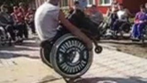 Техника спуска по ступеням на инвалидной кресло-коляске без помощника