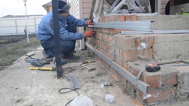 Отделка цоколя частного дома. Технология монтажа профлиста