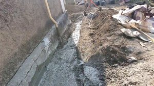 Заливаем бетоном для усиления фундамента дома. Дом шлаколитой